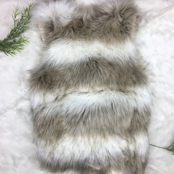 **Skies Are Blue Fur Vest. Size small. Tan white! - Picture 7 of 8